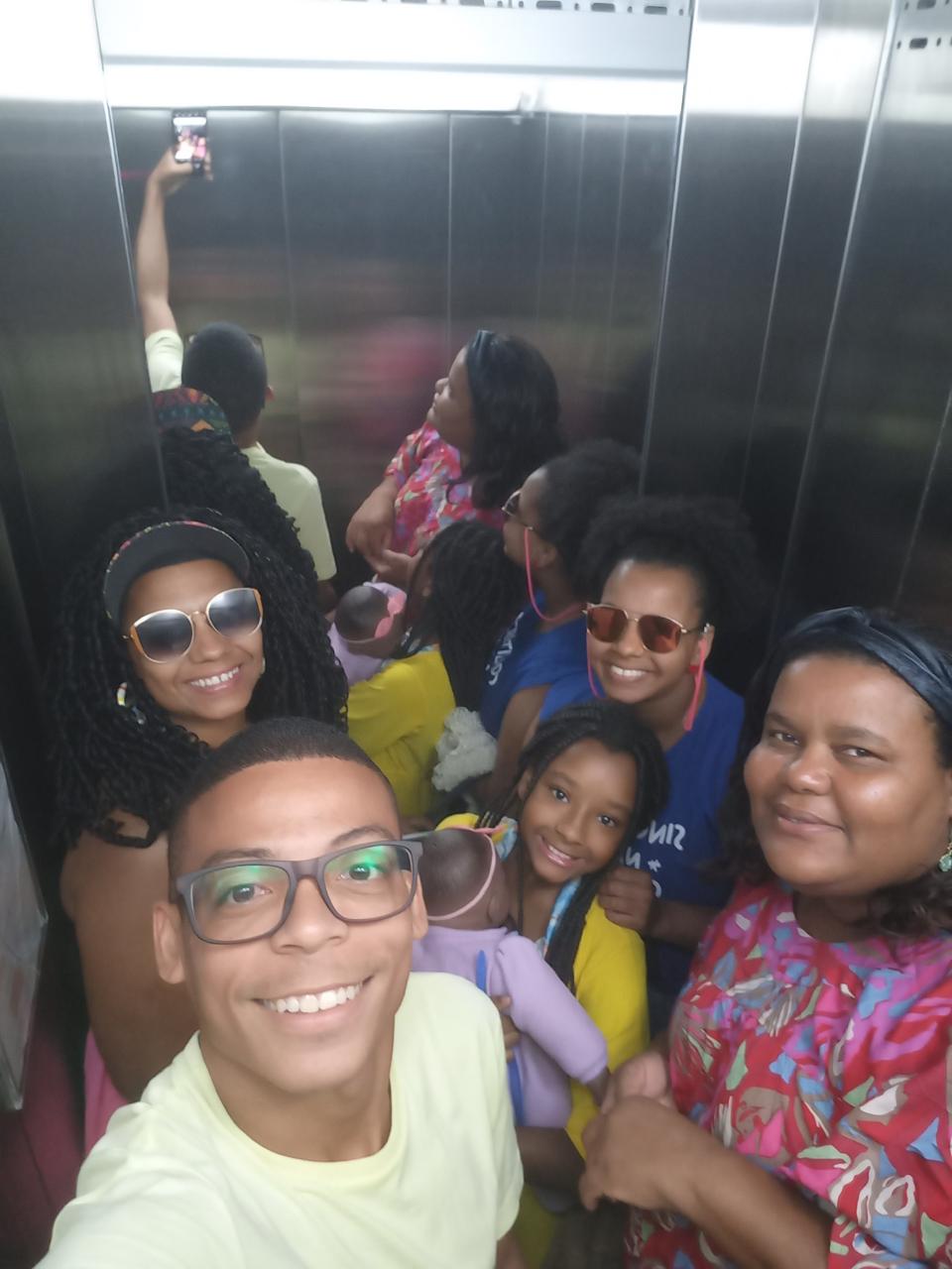 Grupo de turistas no elevador