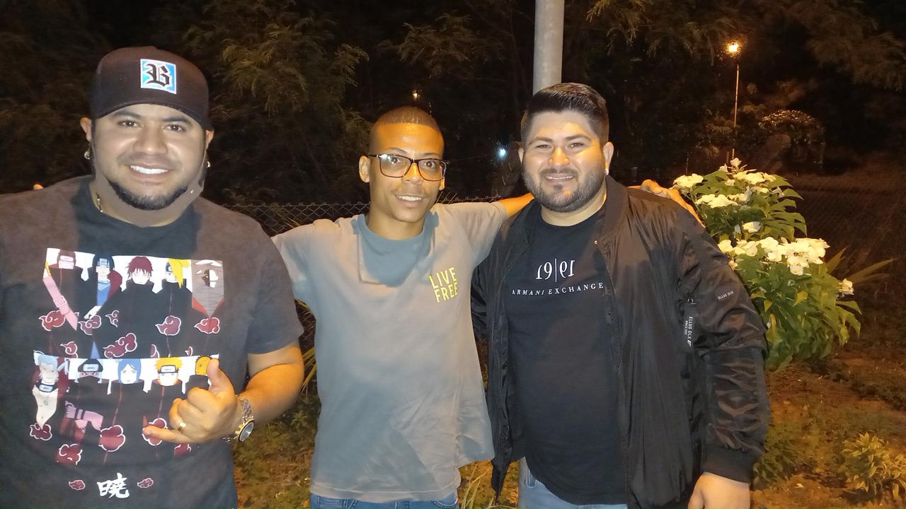 Amigos à noite