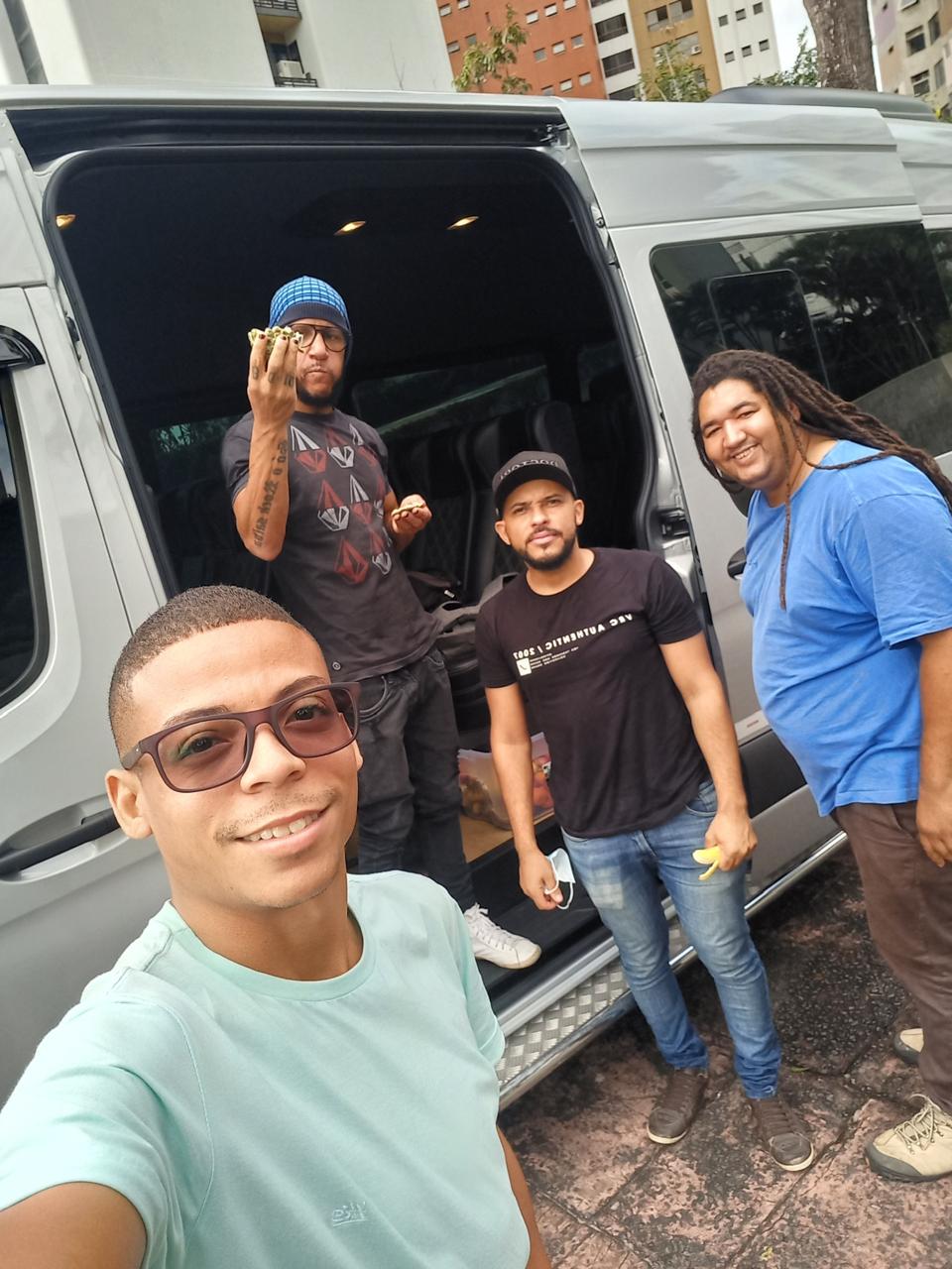 Grupo urbano com van