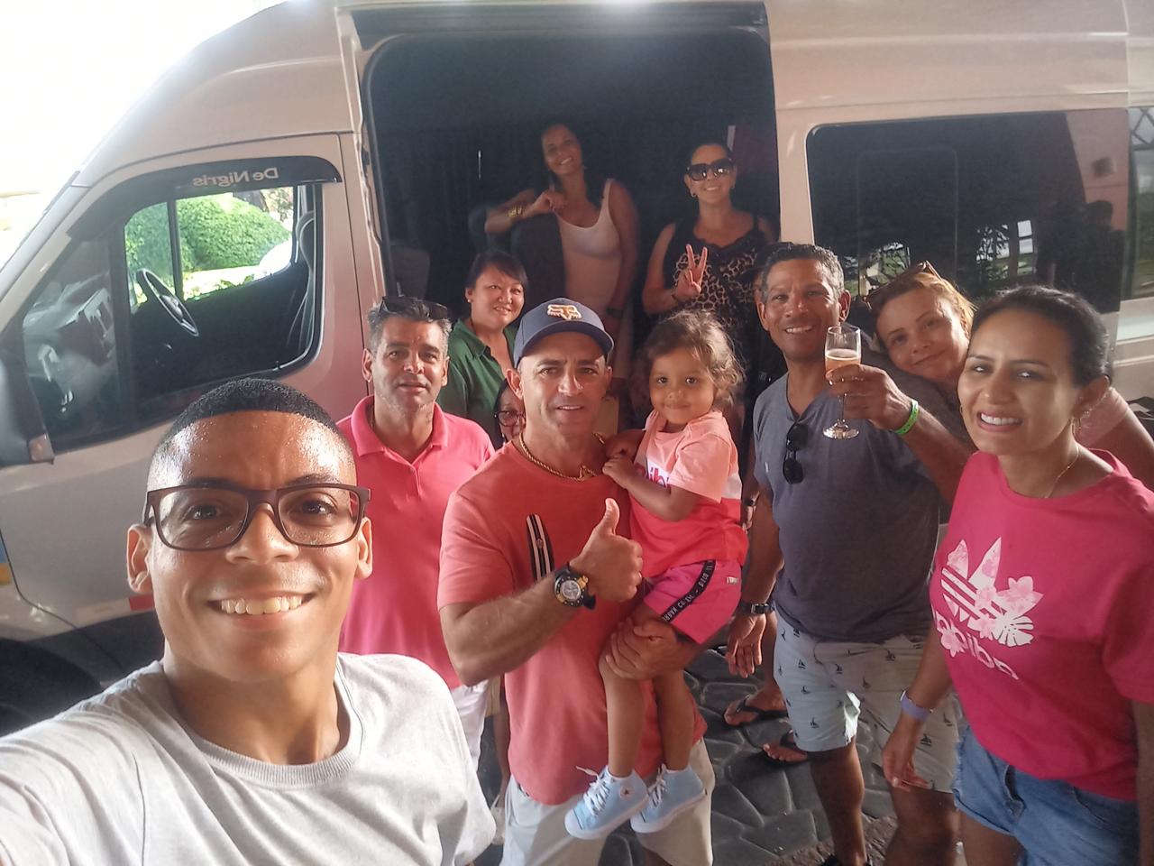 Grupo em passeio com van