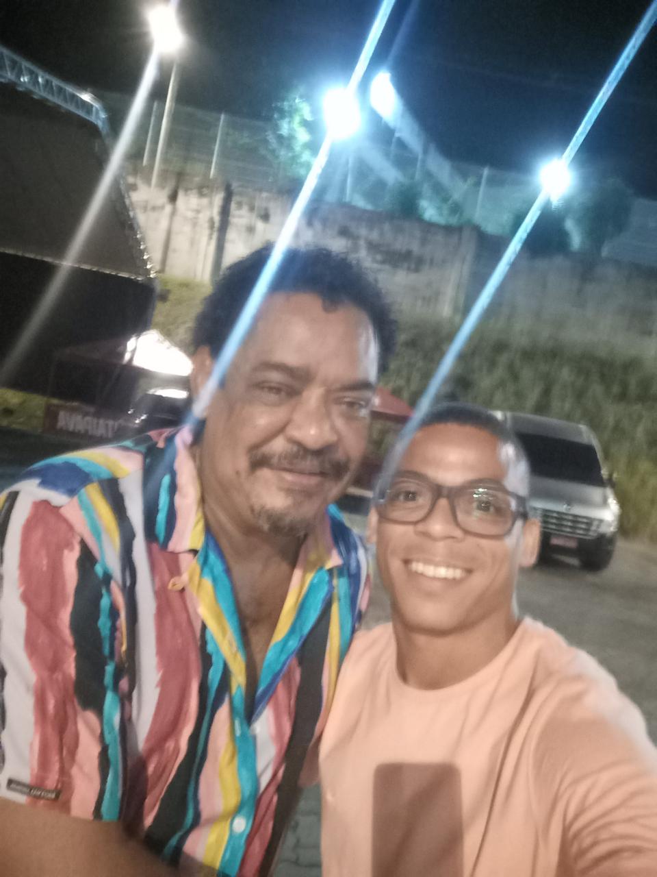 Selfie noturna com cliente